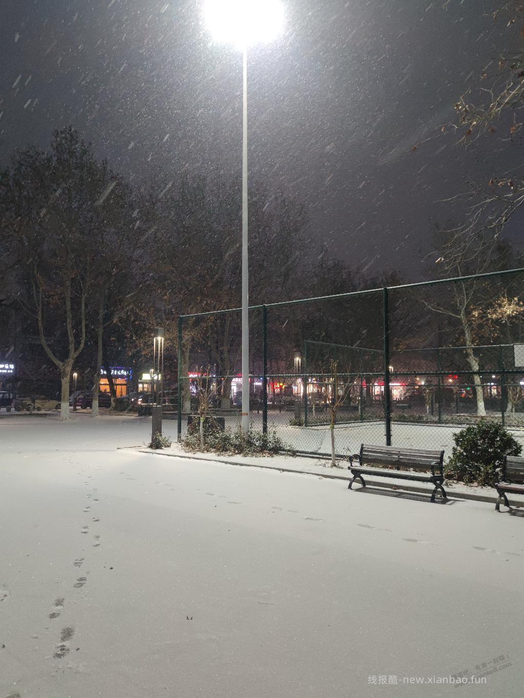 奔四了走在雪地上还是很兴奋 - 线报酷