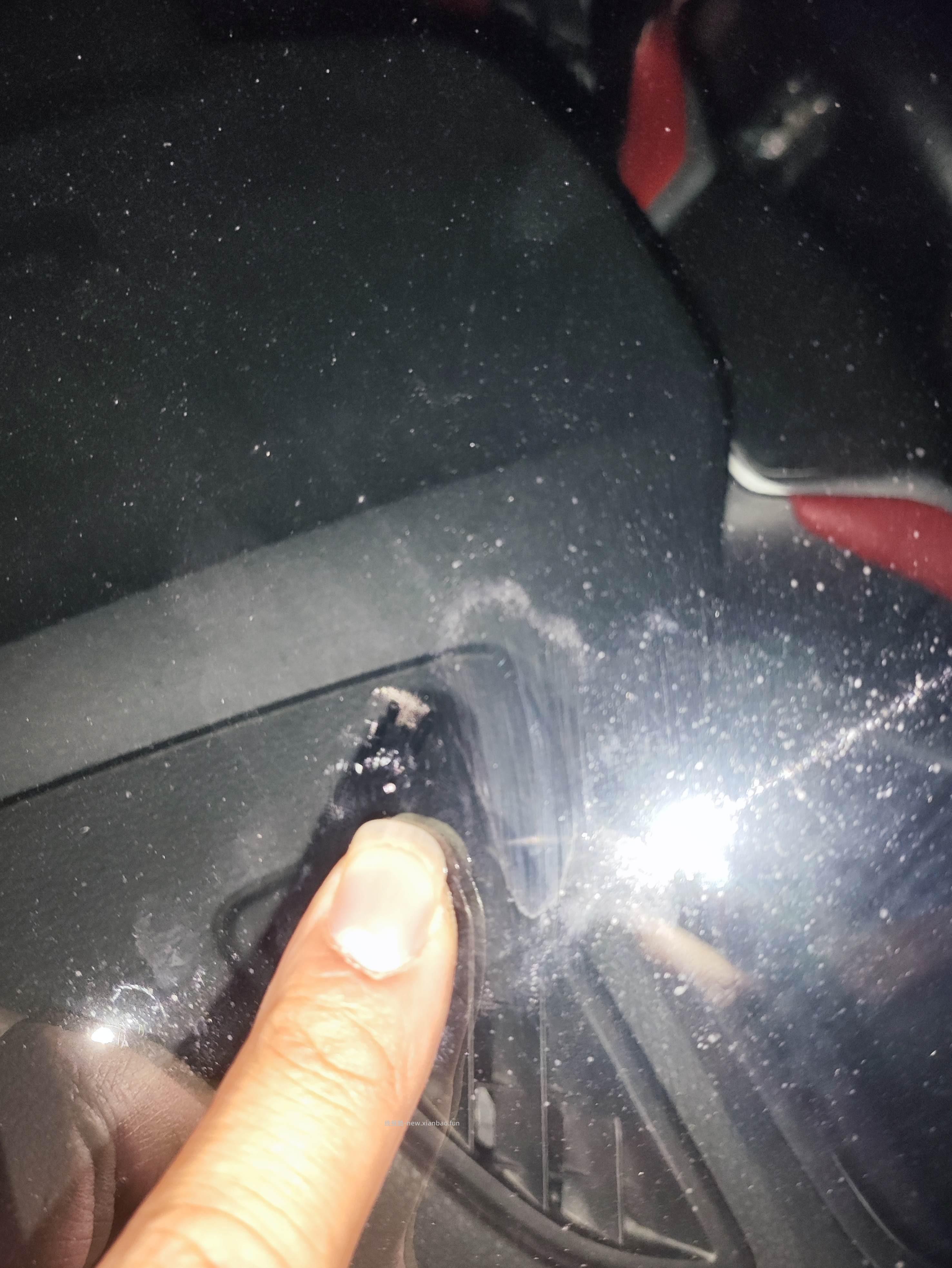 昨天晚上农村开车会车被大货车扔一个瓶子导致前挡风玻璃有一个小孔 - 线报酷