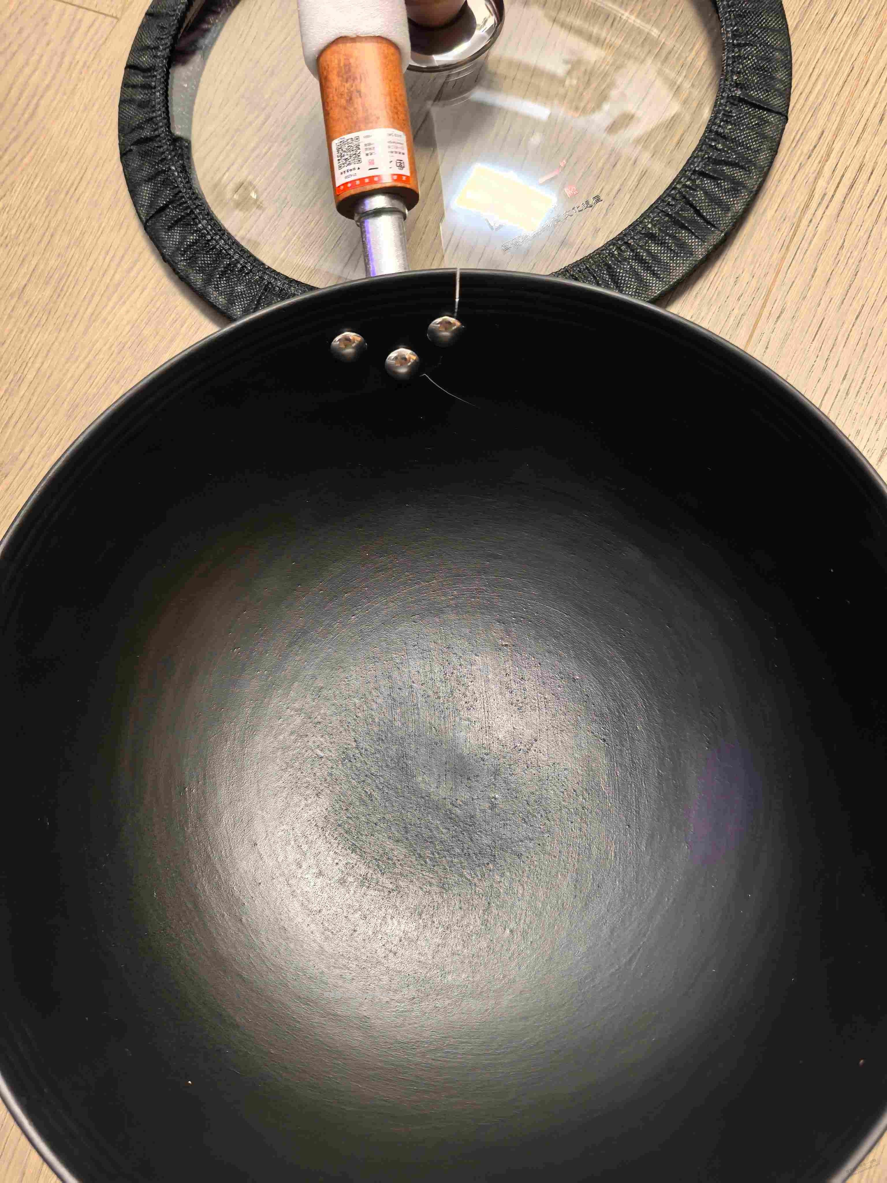 在杭州河坊街古镇的非遗馆买了一口铁锅拿回家就坏了 - 线报酷