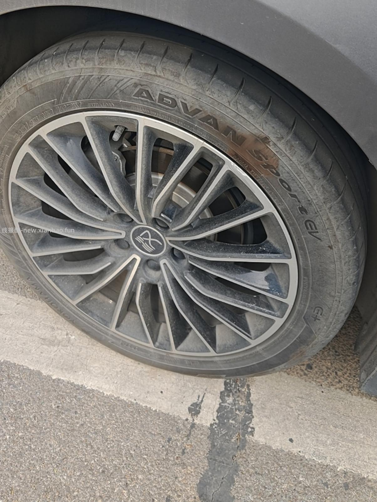 开车拐弯被马路牙子硌了一下 - 线报酷