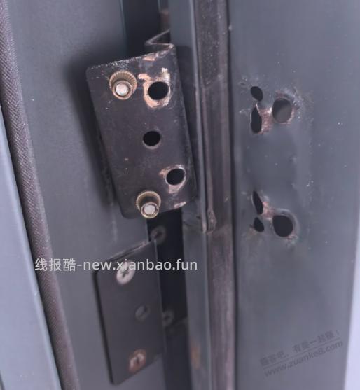 有没有装门的大佬，小孩把学校的门弄坏了。这个要怎么修？ - 线报酷