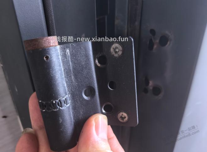 有没有装门的大佬，小孩把学校的门弄坏了。这个要怎么修？ - 线报酷