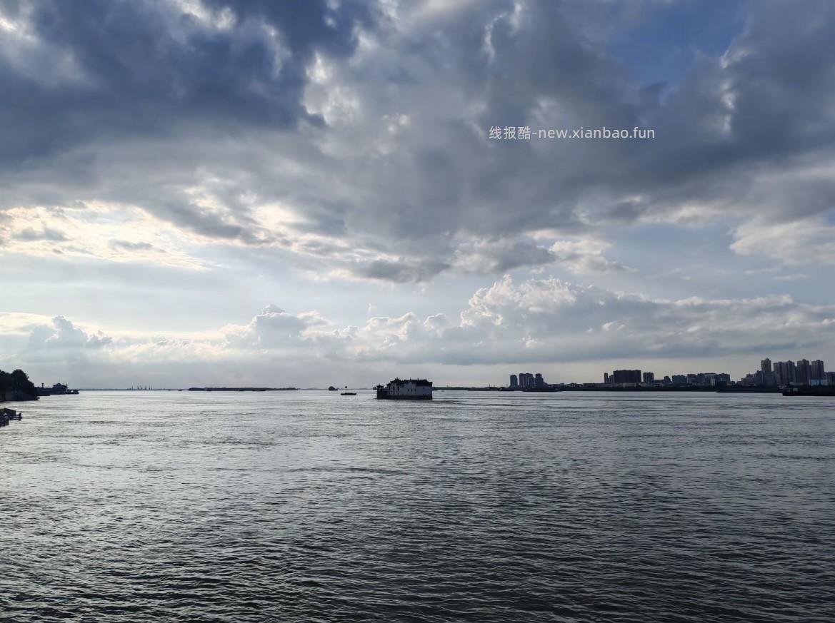 这是哪里，江中间一座房子，好神奇 - 线报酷