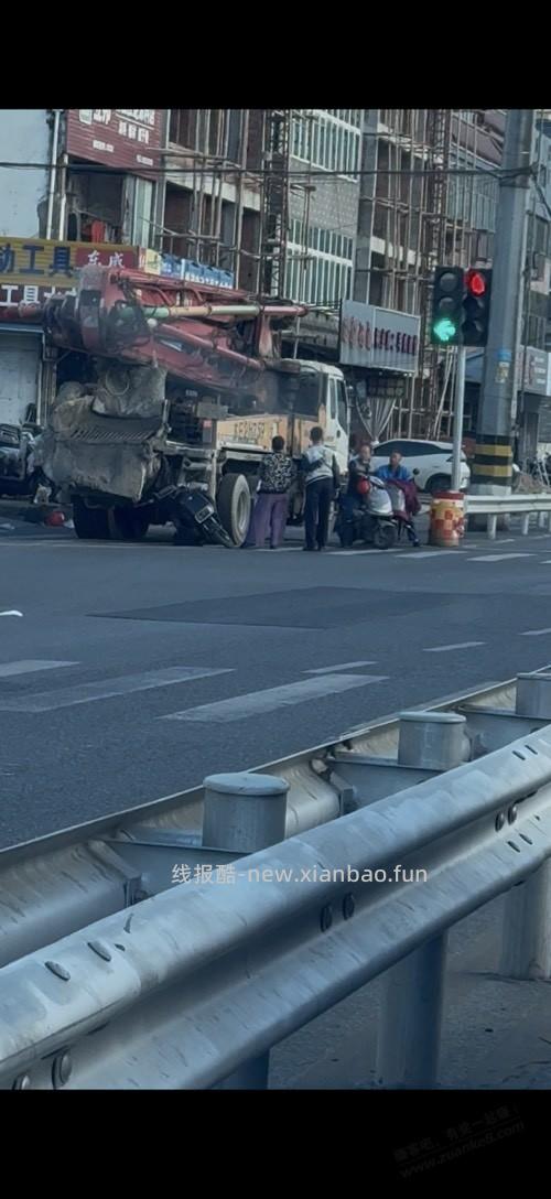 今早发生的惊险交通事故 - 线报酷