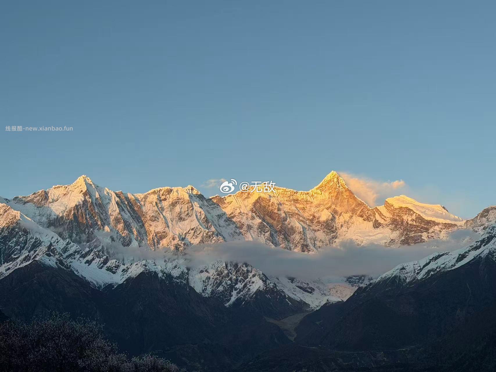 朋友现场发来了 分享给大家 据说 看到日照金山的人都会幸运一整年 - 线报酷