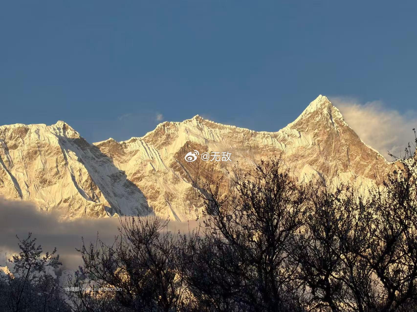 朋友现场发来了 分享给大家 据说 看到日照金山的人都会幸运一整年 - 线报酷