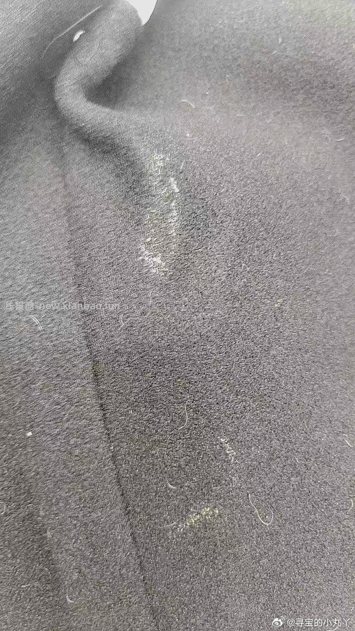 前两天买的衣服避雷 今天刚收到就看到上面有个黑色风干了的脏东西 找客服退换 - 线报酷