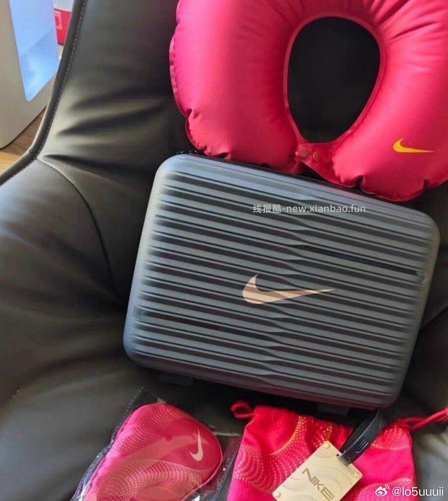 全新耐克手提箱！质量很好！有人要吗80出。Nike蛇年限定赠品礼盒全新！耐克「灵蛇迎新」旅行套装小箱 - 线报酷