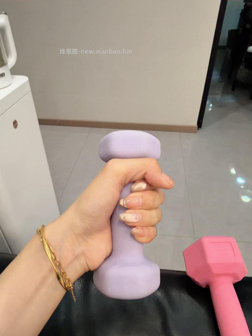 哑铃 这俩都是1kg 的 笑cry 很明显 紫色的是实心纯铁的好用 好了 - 线报酷