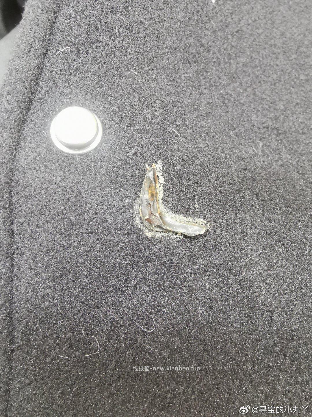 前两天买的衣服避雷 今天刚收到就看到上面有个黑色风干了的脏东西 找客服退换 - 线报酷