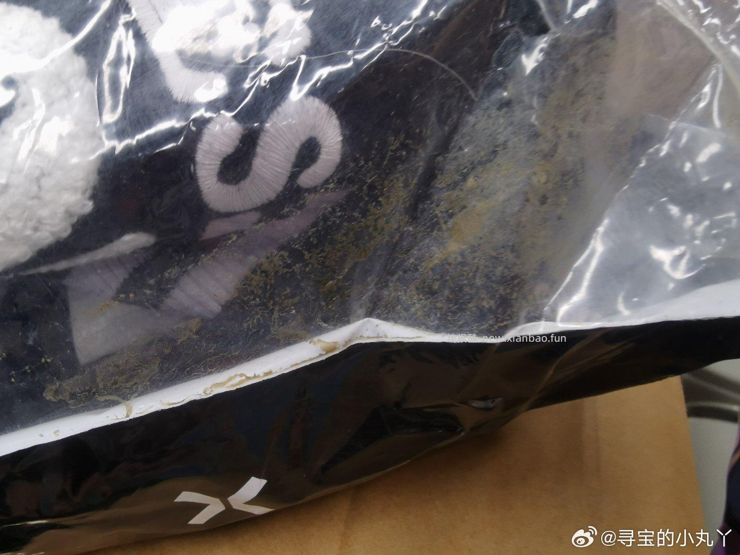 前两天买的衣服避雷 今天刚收到就看到上面有个黑色风干了的脏东西 找客服退换 - 线报酷