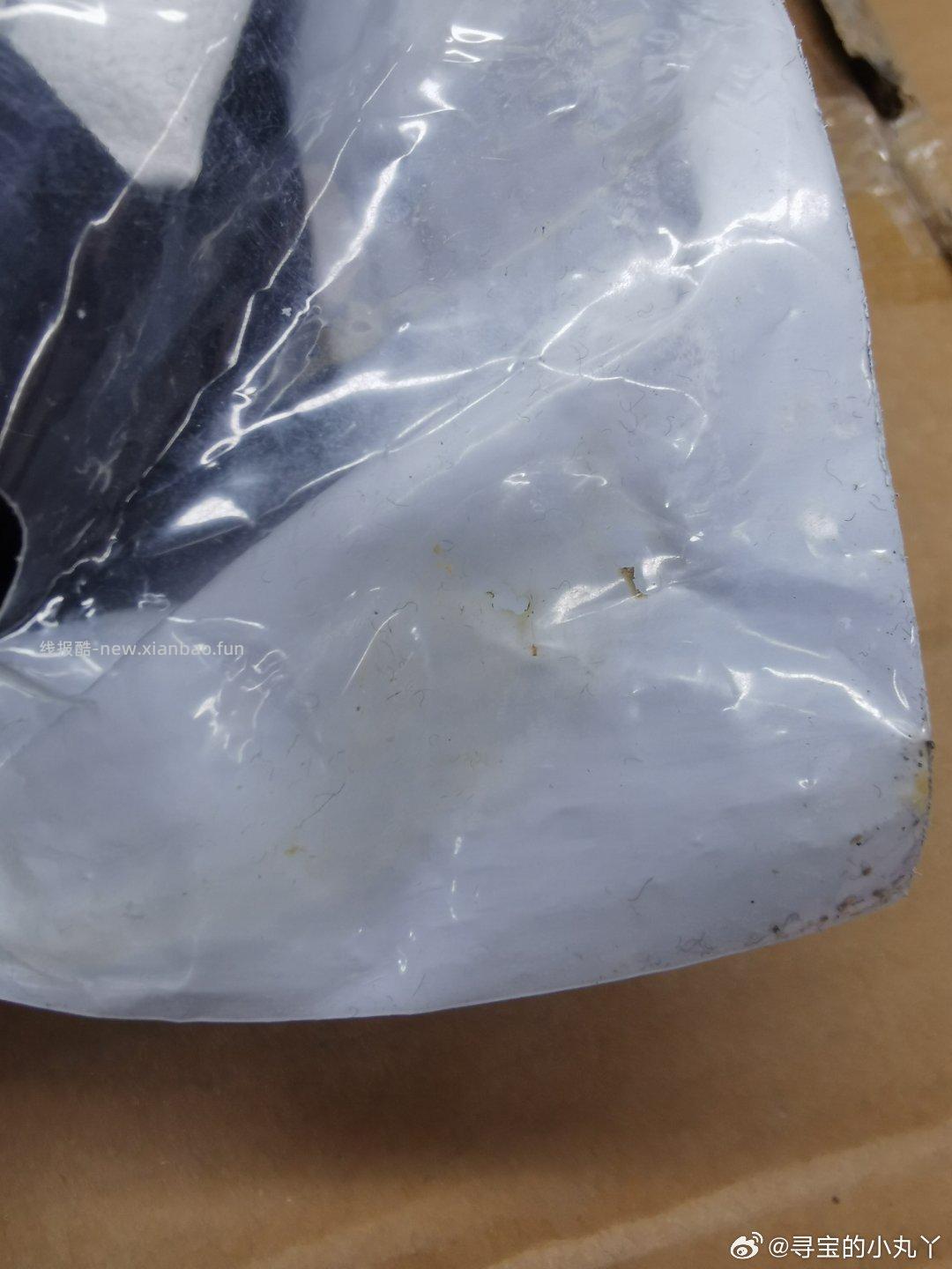 前两天买的衣服避雷 今天刚收到就看到上面有个黑色风干了的脏东西 找客服退换 - 线报酷